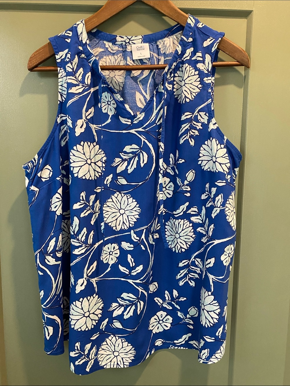 Croft & Barrow Blue and White Floral V-Neck Sleeveless Tank